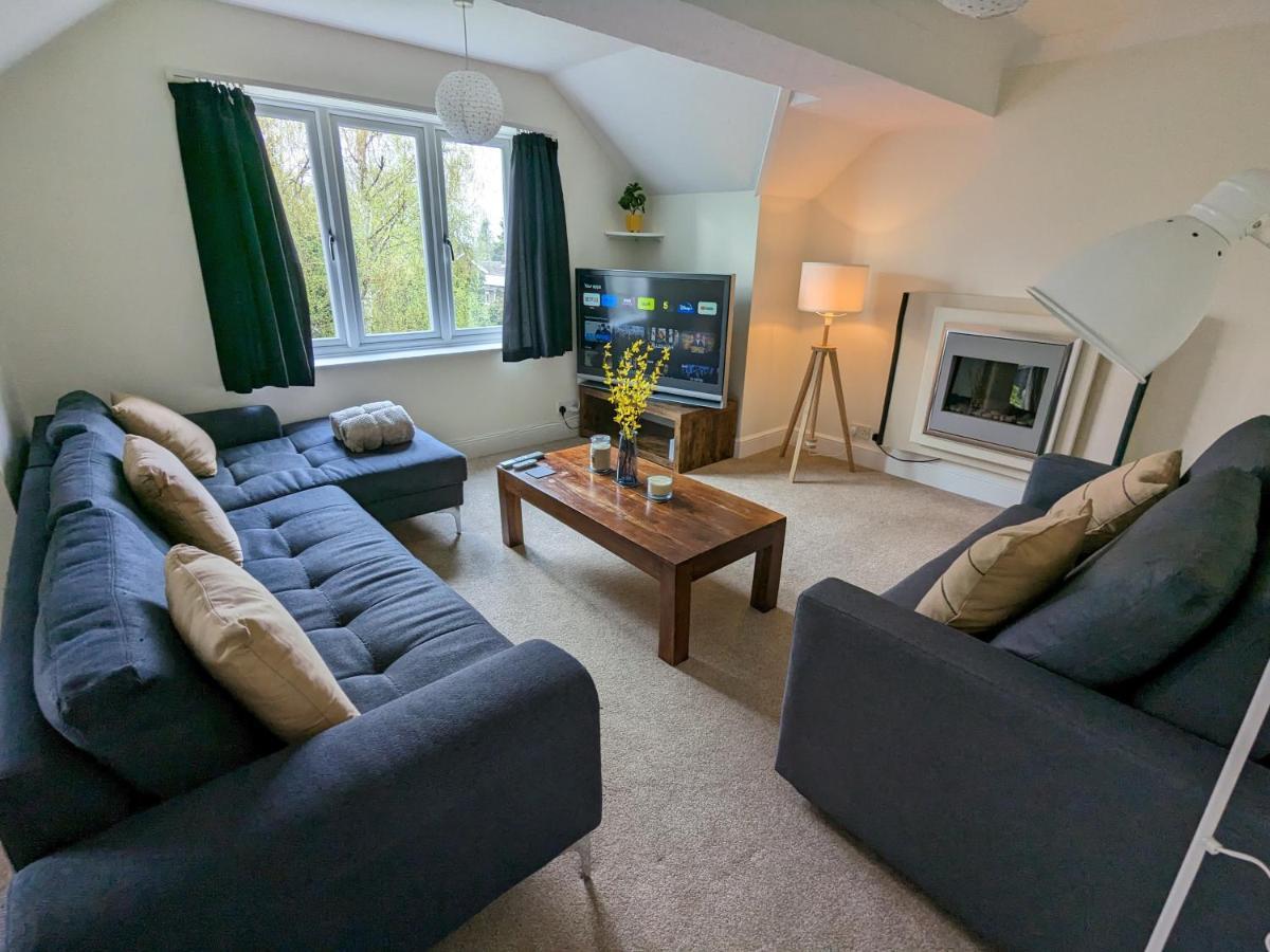 Large Apartment With Parking Γκίλντφορντ Εξωτερικό φωτογραφία