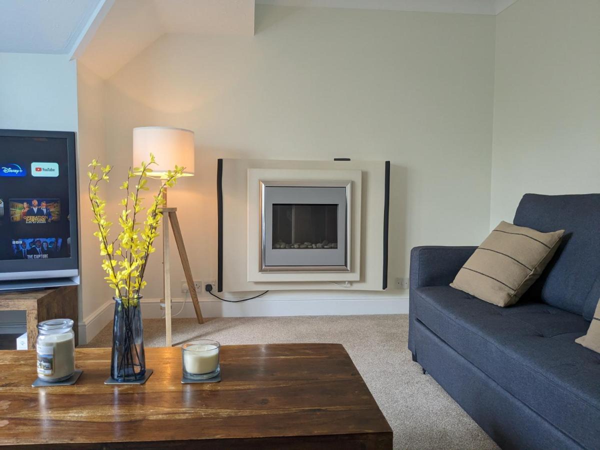 Large Apartment With Parking Γκίλντφορντ Εξωτερικό φωτογραφία