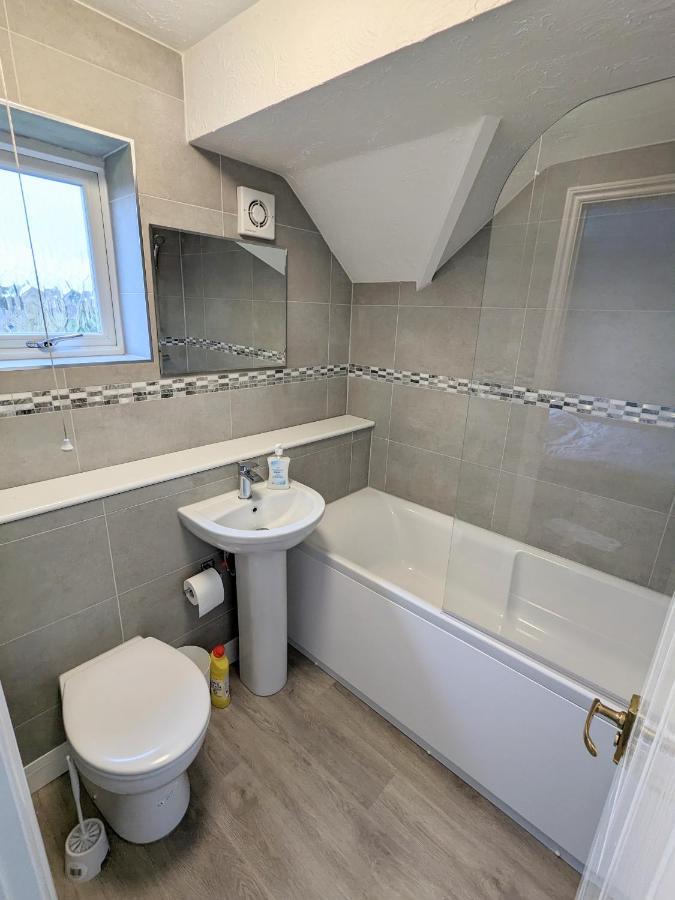 Large Apartment With Parking Γκίλντφορντ Εξωτερικό φωτογραφία