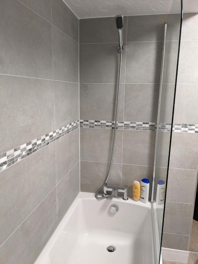 Large Apartment With Parking Γκίλντφορντ Εξωτερικό φωτογραφία