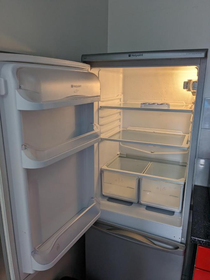 Large Apartment With Parking Γκίλντφορντ Εξωτερικό φωτογραφία