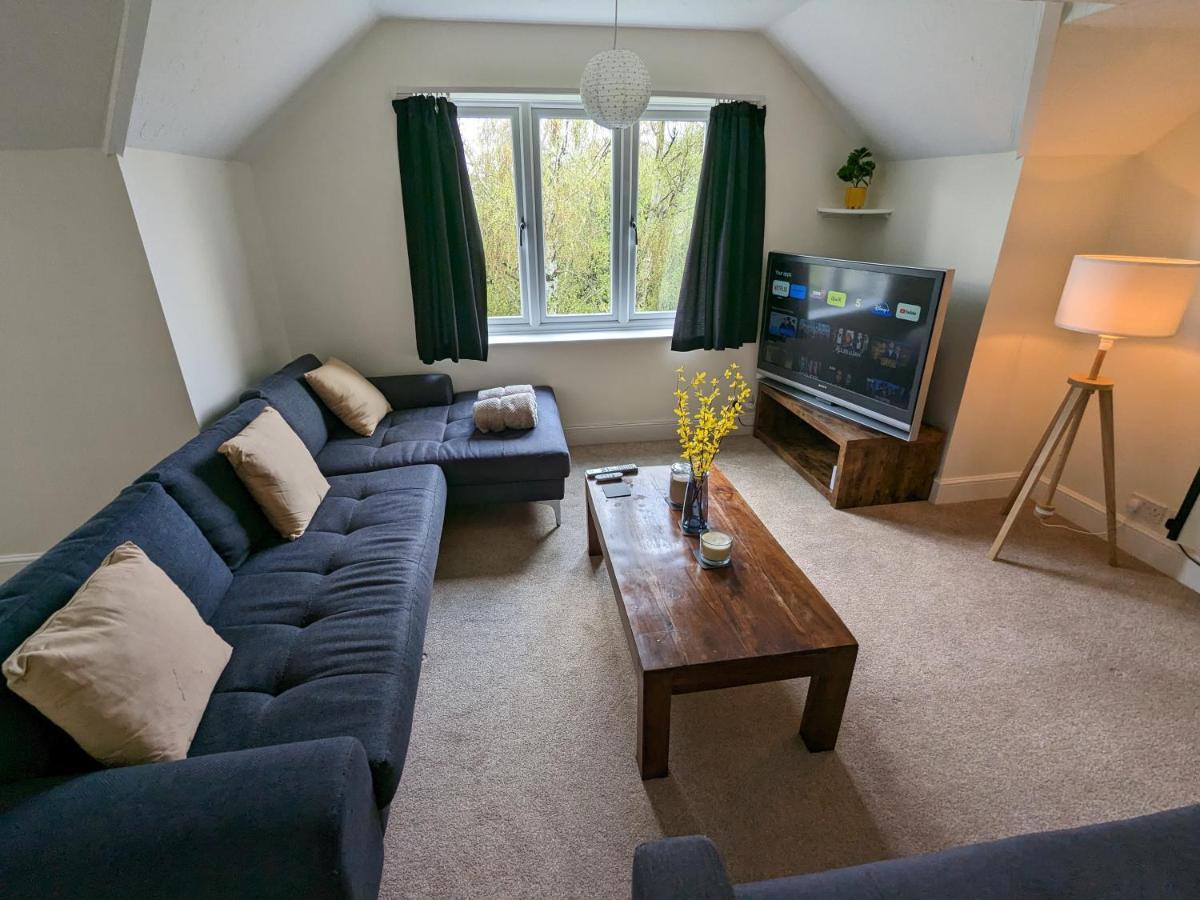 Large Apartment With Parking Γκίλντφορντ Εξωτερικό φωτογραφία