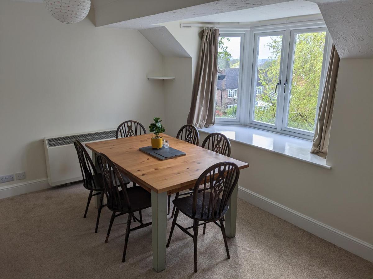 Large Apartment With Parking Γκίλντφορντ Εξωτερικό φωτογραφία
