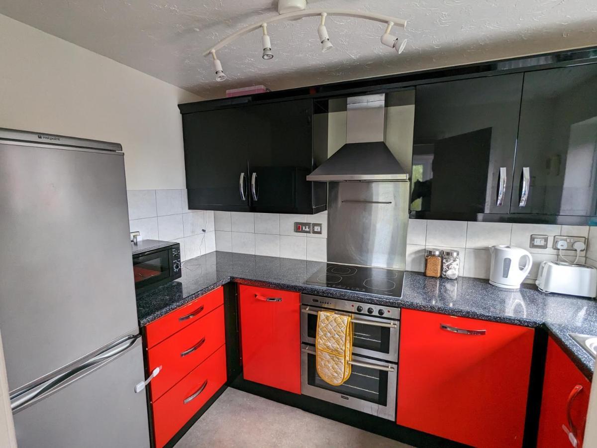 Large Apartment With Parking Γκίλντφορντ Εξωτερικό φωτογραφία
