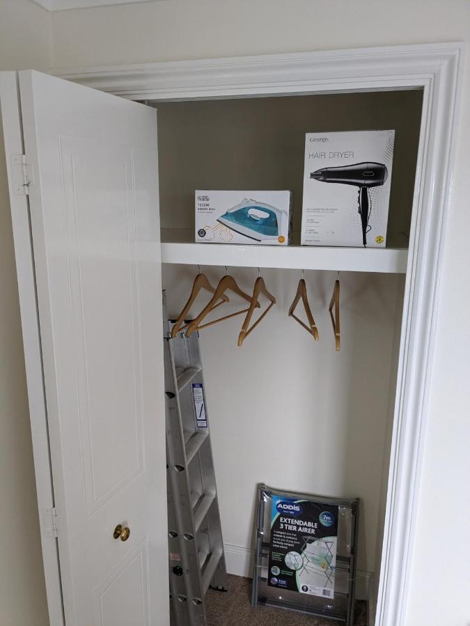 Large Apartment With Parking Γκίλντφορντ Εξωτερικό φωτογραφία