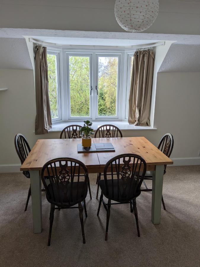 Large Apartment With Parking Γκίλντφορντ Εξωτερικό φωτογραφία