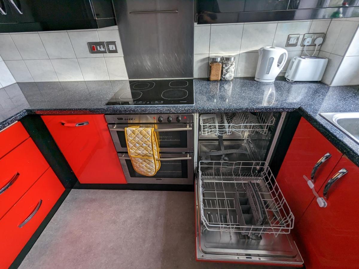 Large Apartment With Parking Γκίλντφορντ Εξωτερικό φωτογραφία