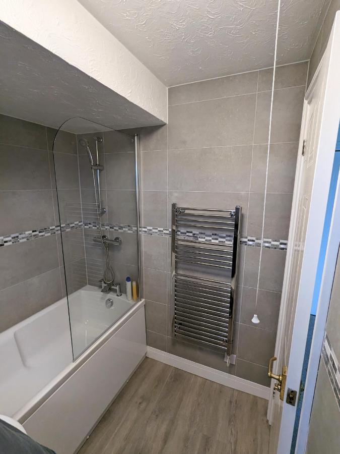 Large Apartment With Parking Γκίλντφορντ Εξωτερικό φωτογραφία