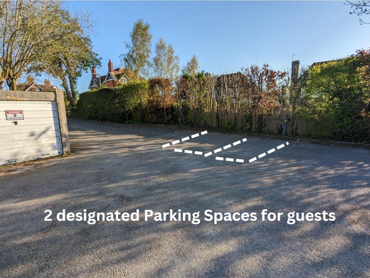 Large Apartment With Parking Γκίλντφορντ Εξωτερικό φωτογραφία